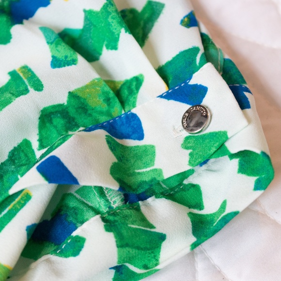 Vince Camuto | Watercolor Green Long Sleeve Blouse - Picture 2 of 5